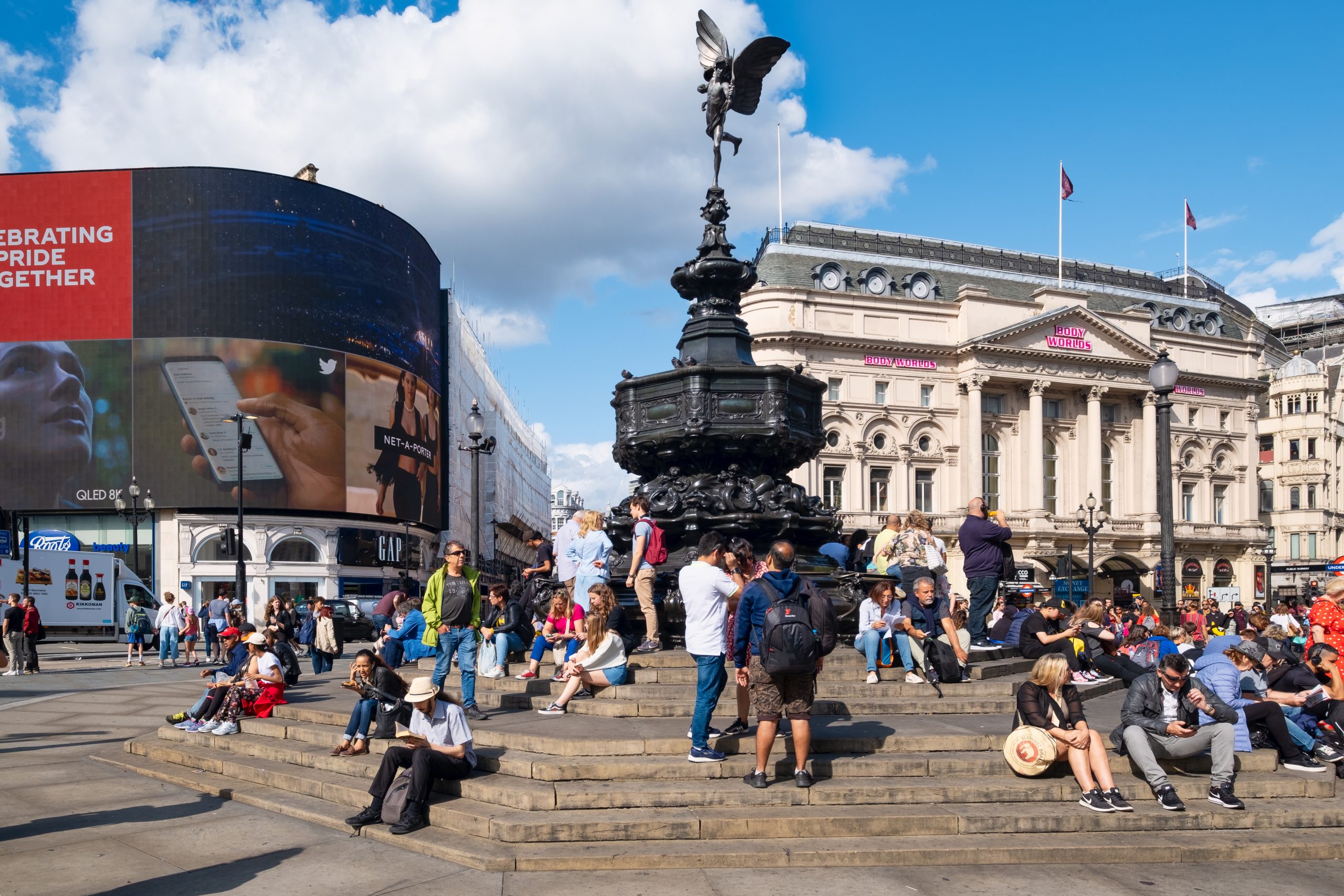 Main things to do when in london is to visit the squares, places visit london